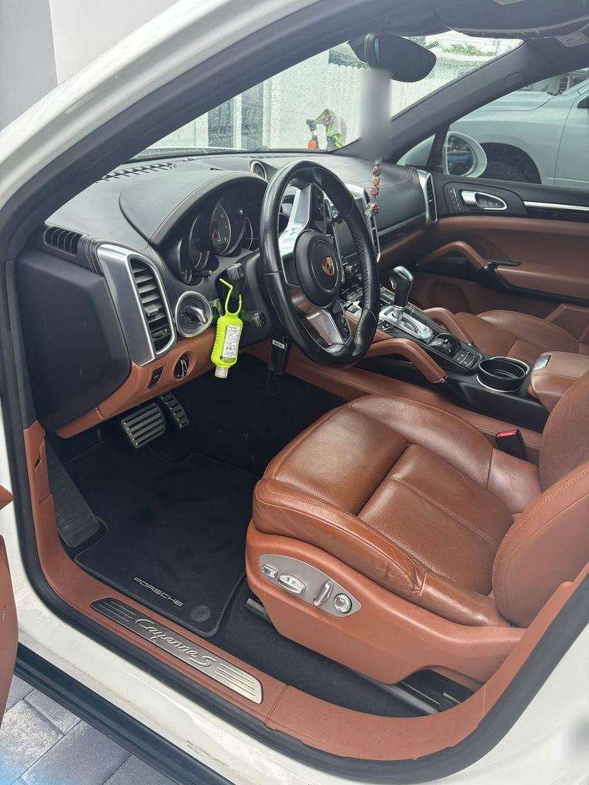 Porsche Cayenne cabin with clean mats and cognac leather after the interior detail